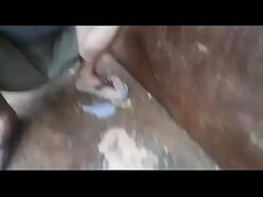 Eu for&ccedil;ando vomito no chao de um container abandonado na minha cidade.